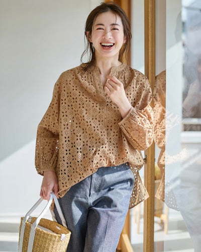 カットワークレース・キーネックブラウス