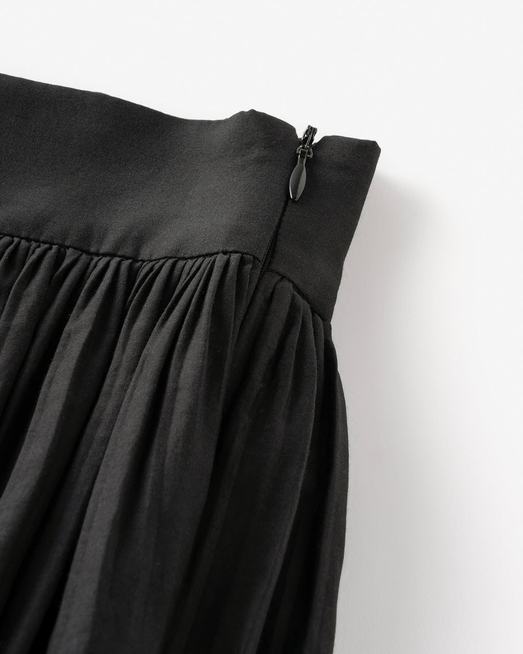 ツヤ感シルクスカート 黒色定価24000円＋税 - ロングスカート