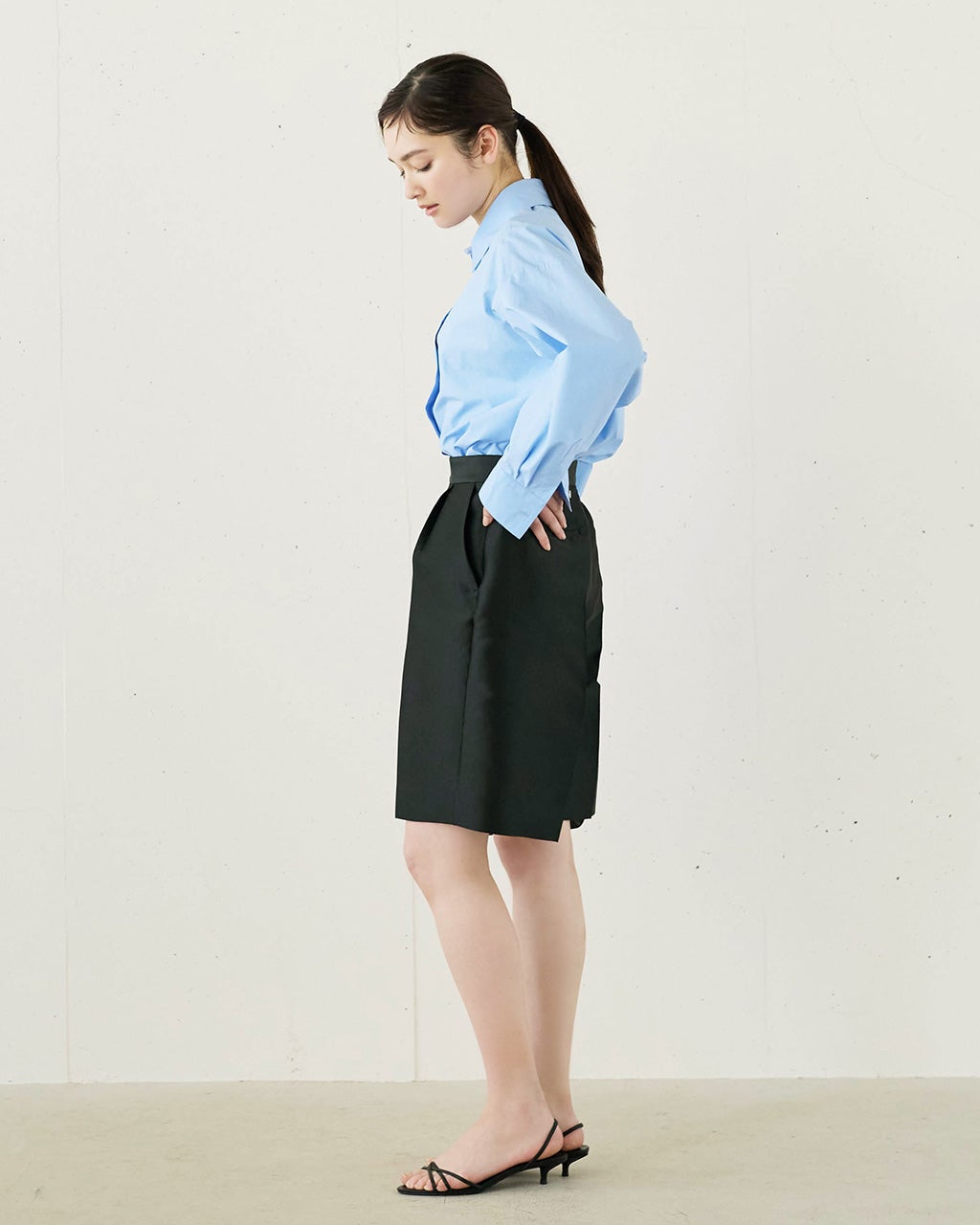 【美品】プラダ　ロゴタブショートパンツ　ベージュ　イタリア製　40サイズ　高級 美品】プラダ ロゴタブショートパンツ ベージュ イタリア製 40