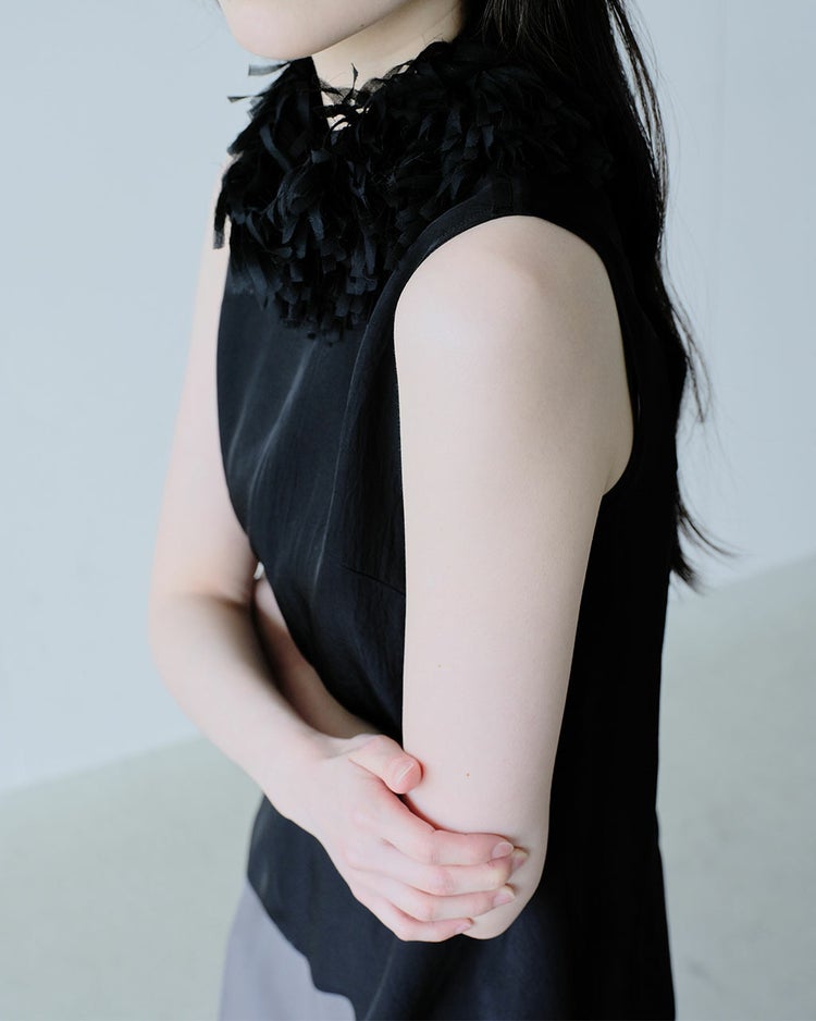 アセテートツイル・フリルネックブラウス 詳細画像 ブラック 4