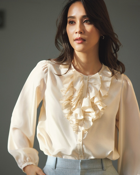サテン・フリルブラウス