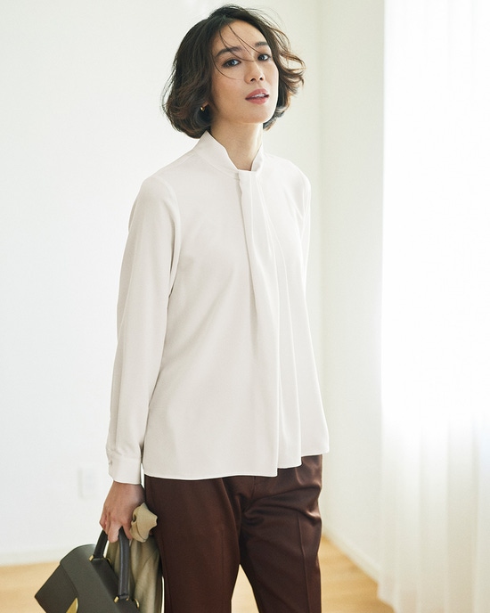 バックサテン・ボウタイ風タックブラウス