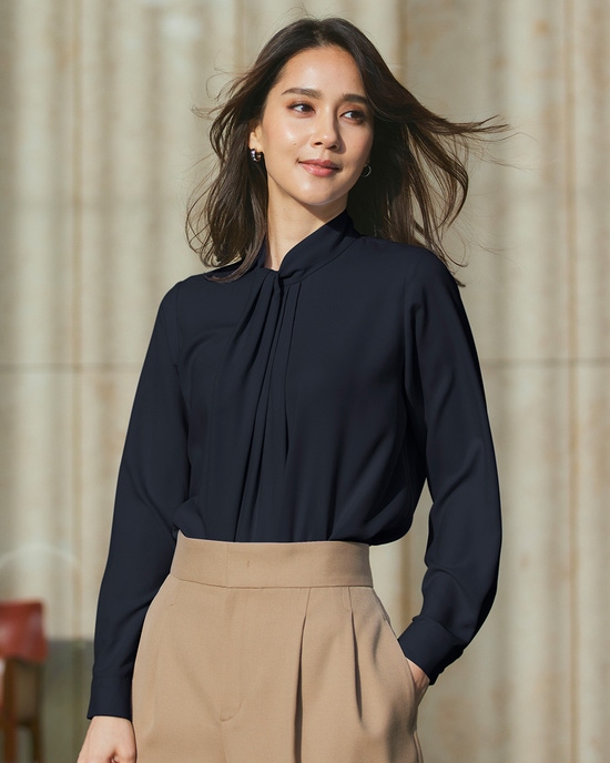 バックサテン・ボウタイ風タックブラウス