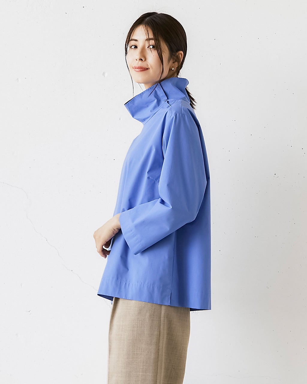 サイドボタン・スタンドカラーブラウス/DoCLASSE