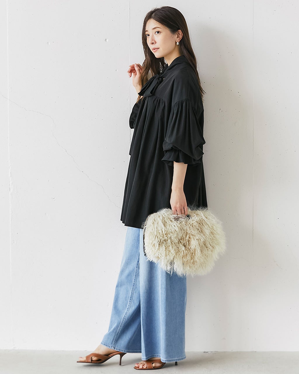 アドーア　リボンタイ　長袖ブラウス　グレージュ　変形袖　38 KOEISTORE ブラウス レディース 秋 冬 秋冬 黒 白 シャツ サテン