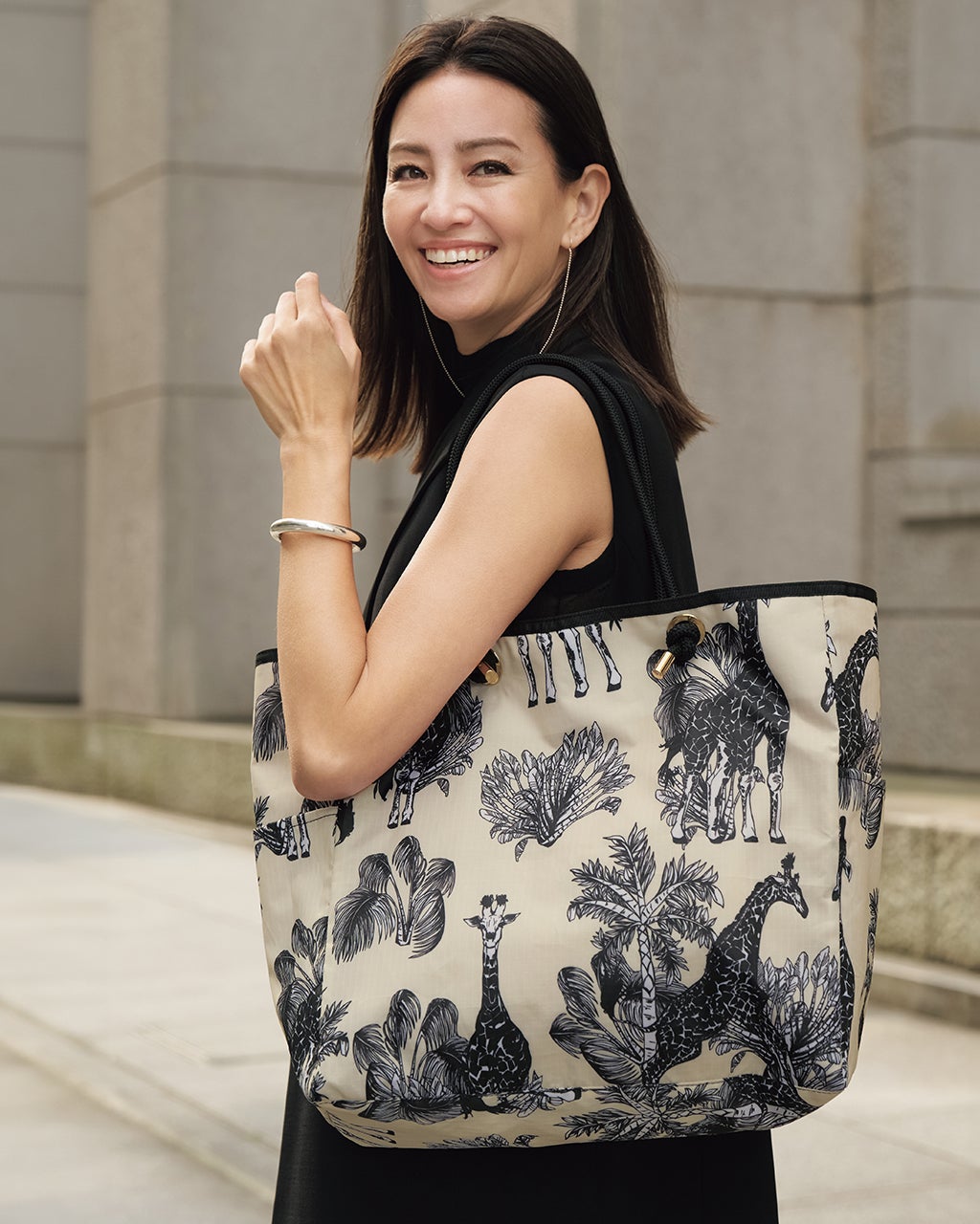 バッグ ATLAST&CO T.O.T BAG プリント柄リバーシブル・トートバッグ/40代50代からの