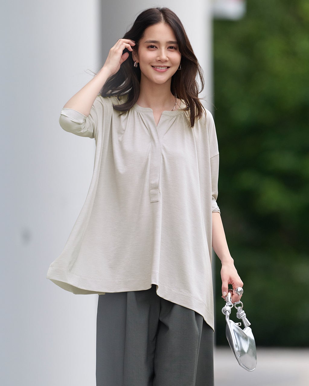 【新品タグ付き】DoCLASSE　トップス　ドゥクラッセ　ブラウス　大きいサイズ DoCLASSE - 〇 DoCLASSE トップス ブラウス 総柄 キラキラ 9の