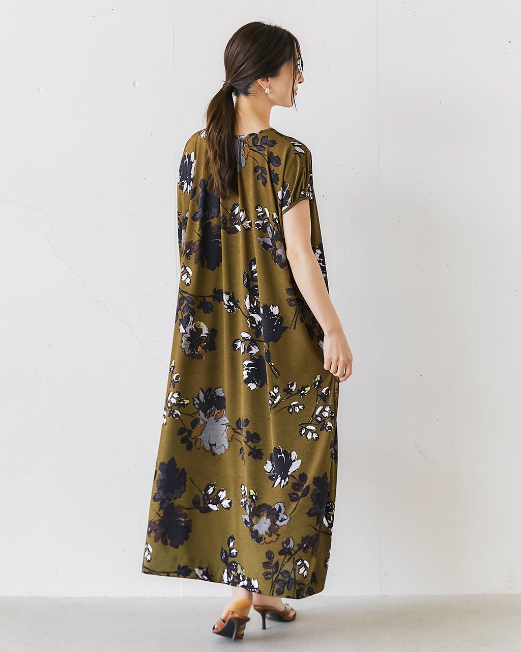 トワヴァーズ カーキベージュ 長袖ワンピース セーラータイプ トワヴァーズ カーキベージュ 長袖ワンピース セーラータイプ