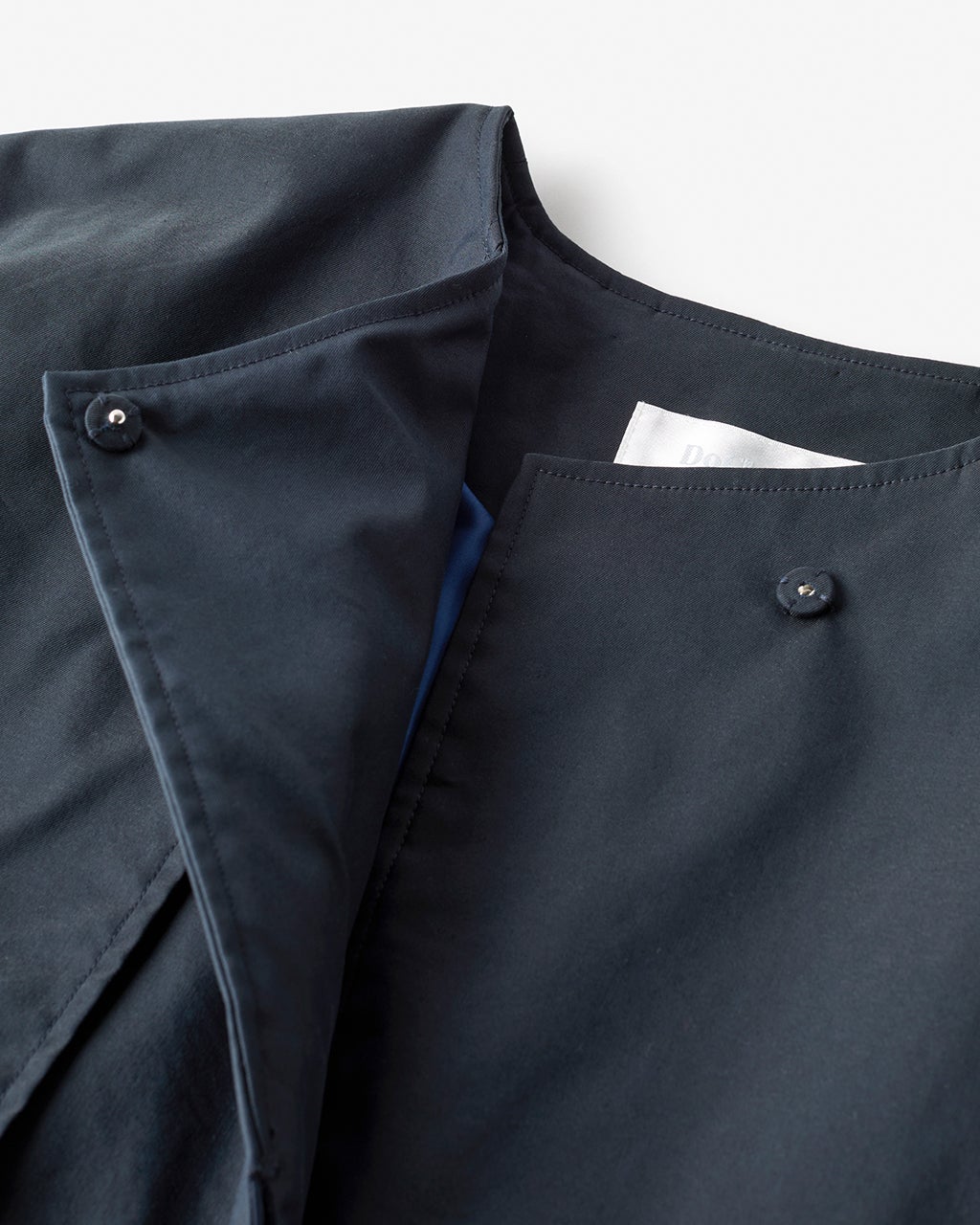 光沢ギャバジン・ノーカラートレンチコート/DoCLASSE