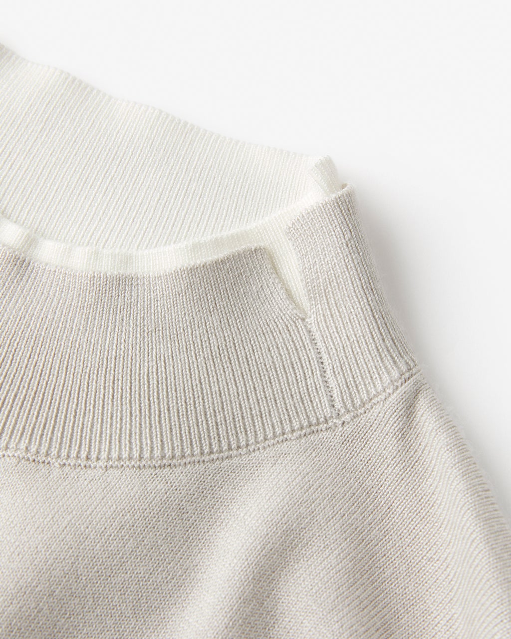 シルクフィール・レイヤード風ハイネック/DoCLASSE