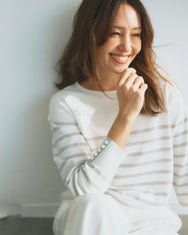 ストレッチニット・袖ボタンボートネック