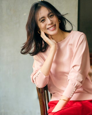 ストレッチニット・袖ボタンボートネック