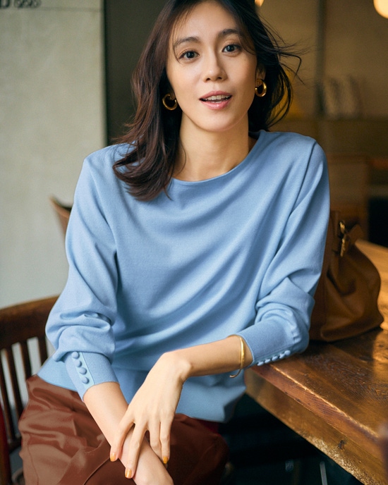 ストレッチニット・袖ボタンボートネック