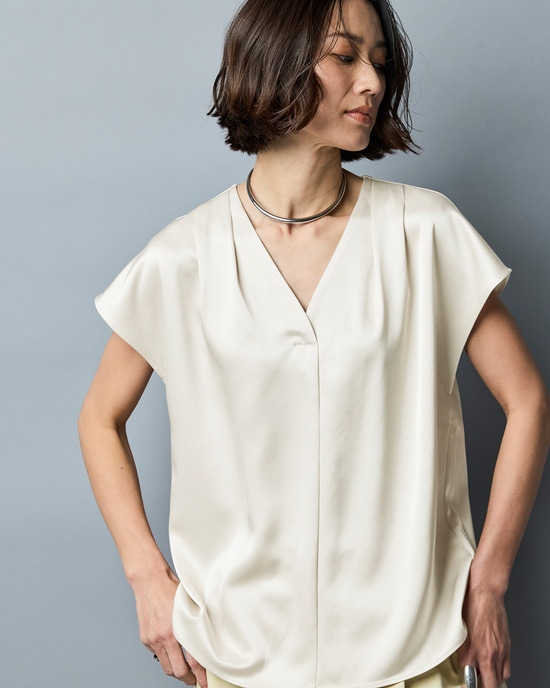 サテンストレッチ・立体Vネックブラウス