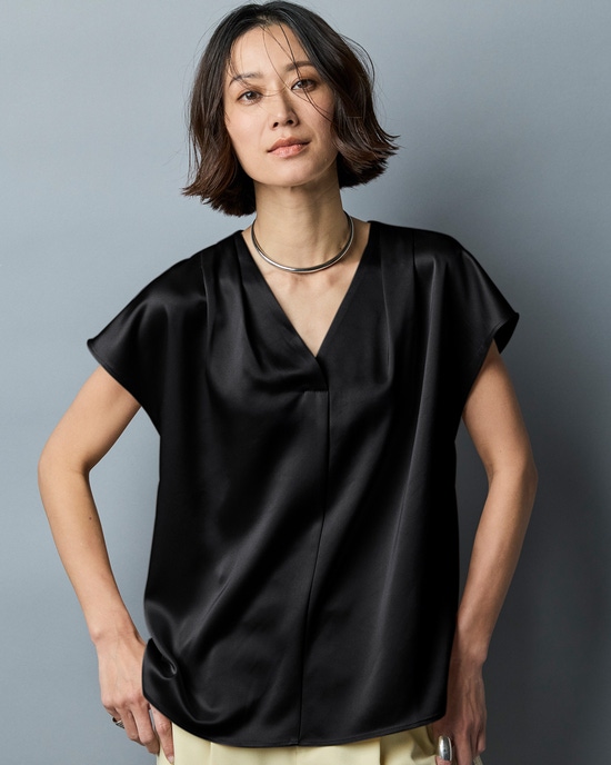 サテンストレッチ・立体Vネックブラウス