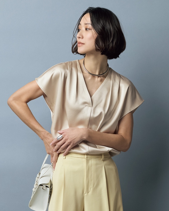 サテンストレッチ・立体Vネックブラウス