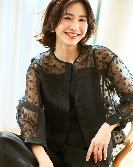 フラワー刺繍・オーガンジーフリルブラウス