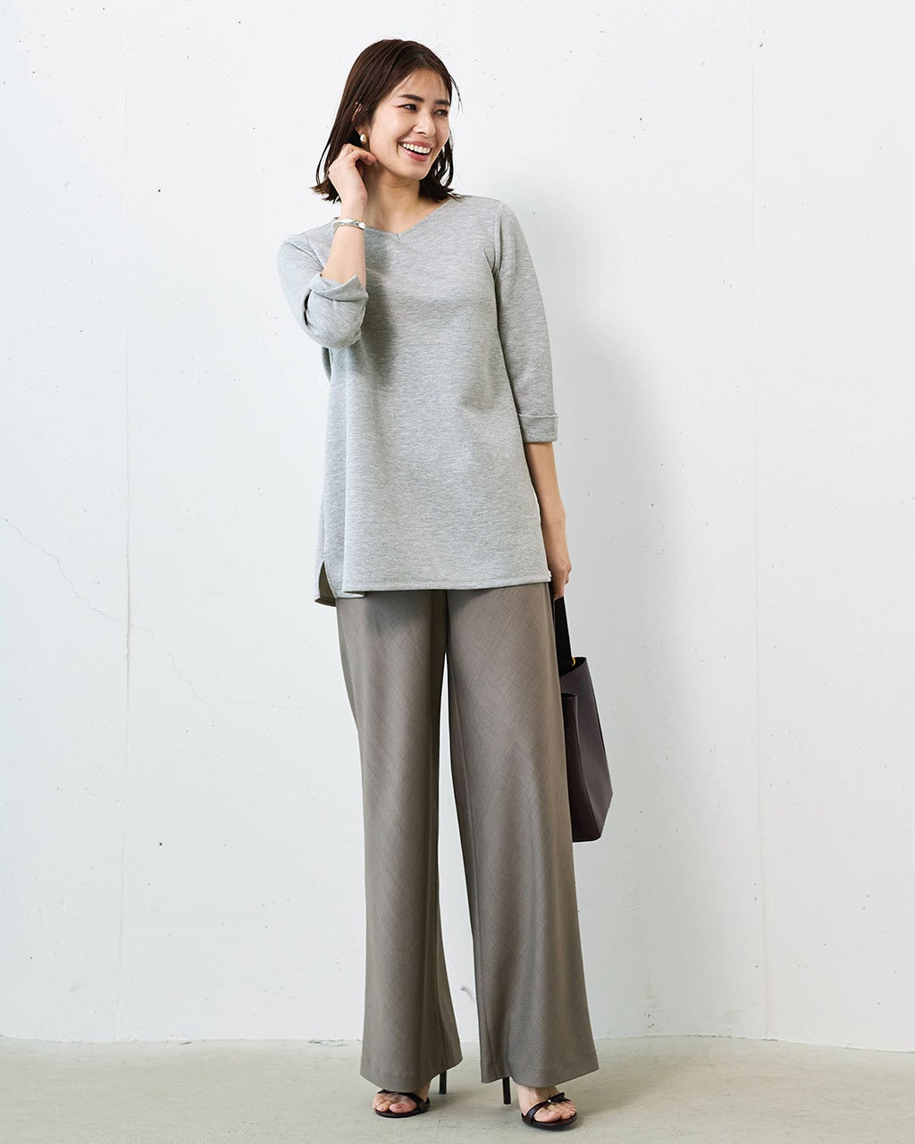 ライトダンボールニット・浅Vフレアトップス/DoCLASSE