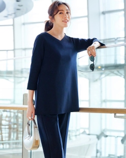 ライトダンボールニット・浅Vフレアトップス