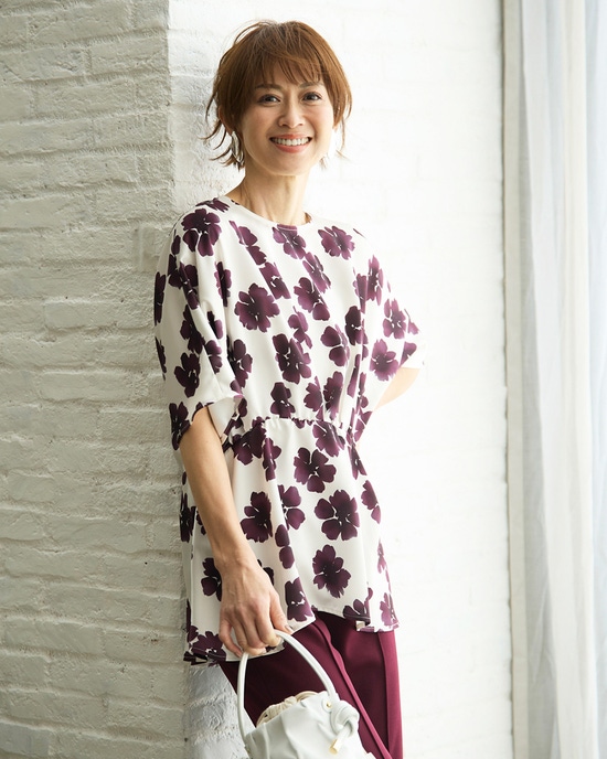 ダブルサテン・フラワープリントブラウス
