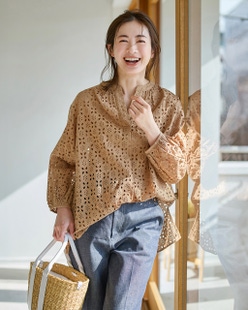 カットワークレース・キーネックブラウス