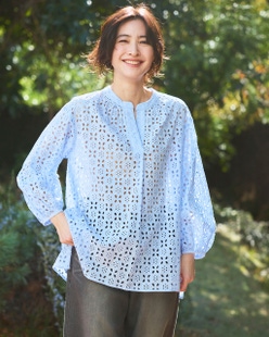 カットワークレース・キーネックブラウス