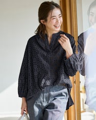 カットワークレース・キーネックブラウス