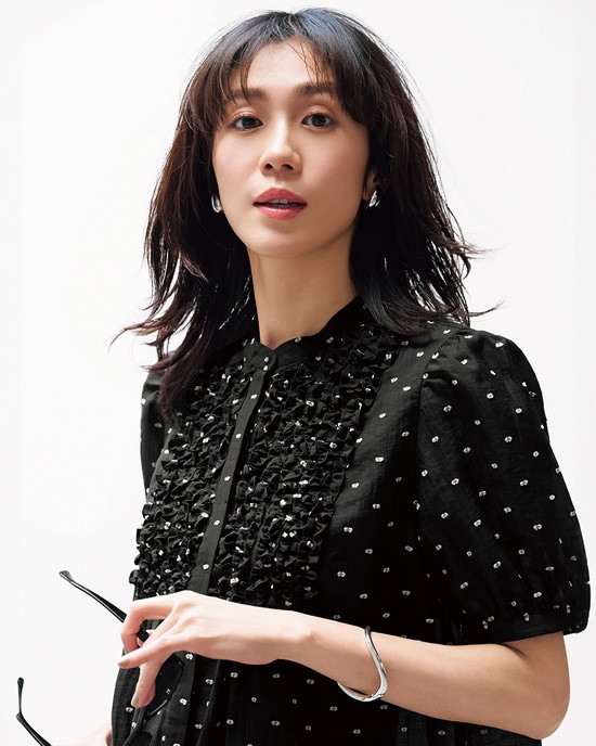 ドットジャカード・フリルブラウス