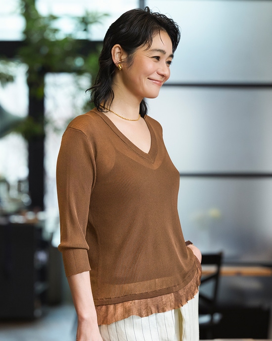 シアーリブ・裾フリルトップス／Vネック