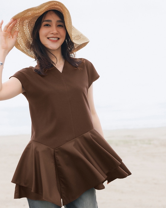 異素材ペプラム・立ち衿Vネックトップス