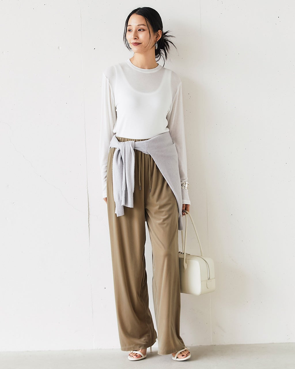 Maison de Lylaの ベージュ ワイドパンツ シアーベロア・イージーワイドパンツ/DoCLASSE