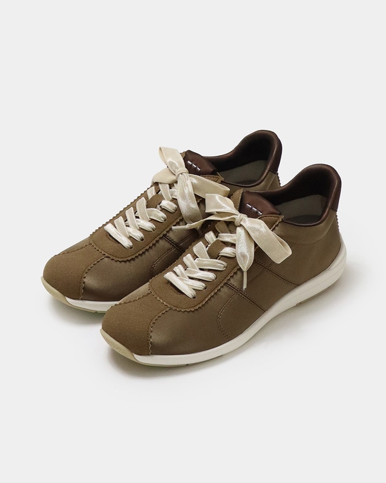 サテンソフトフラットスニーカー620