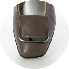ハーフタイプのバックルを採用することで、金具部分が足に当たる心配がなく快適な履き心地