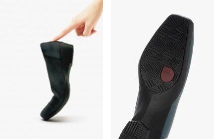 アウトソールにはクッション性とグリップ性、屈曲性の良い軽量ラバー素材を採用。靴裏には、細かく溝を施すことで、水はけのよい底面仕様となっています