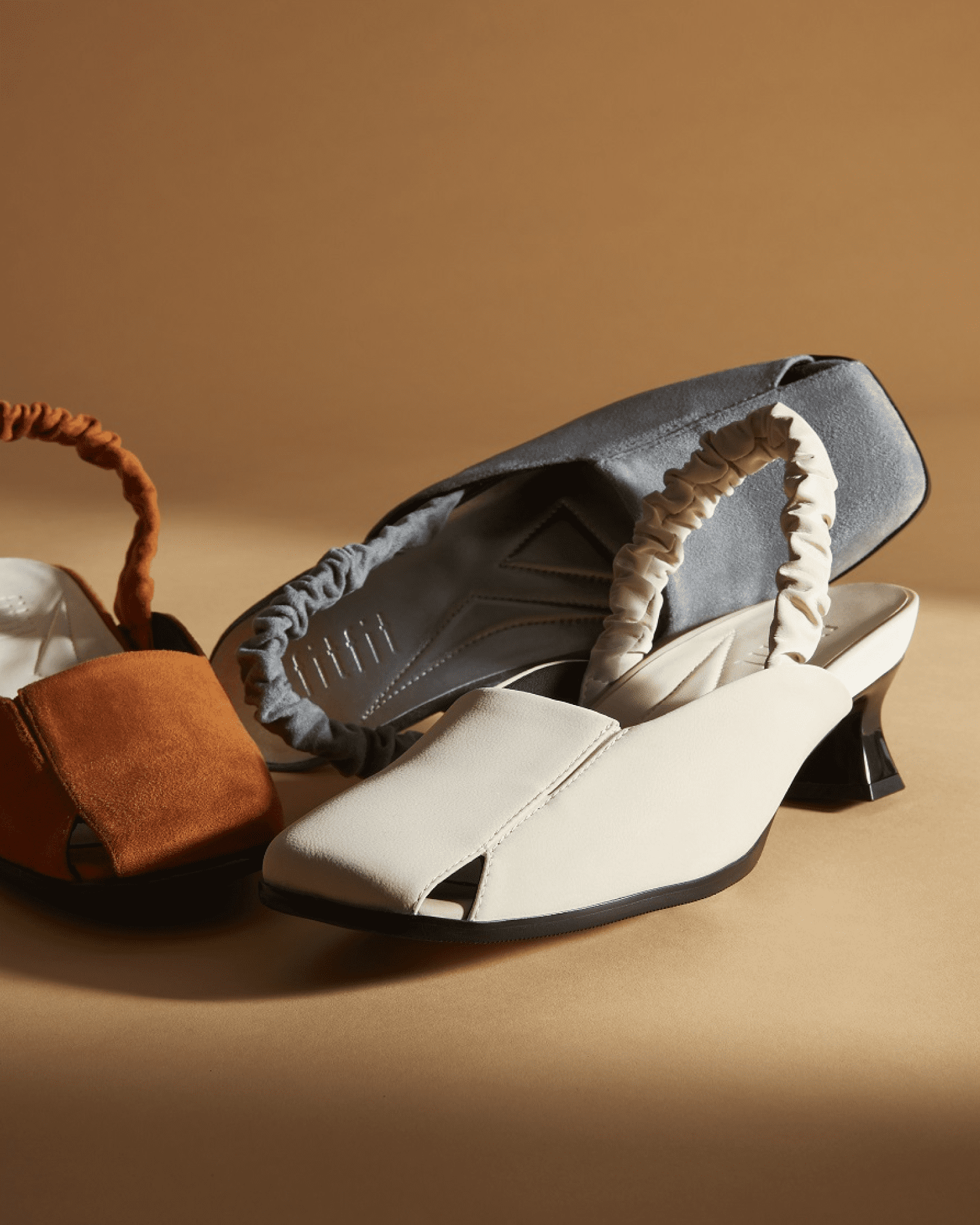 Heel cup shirring strap shoes