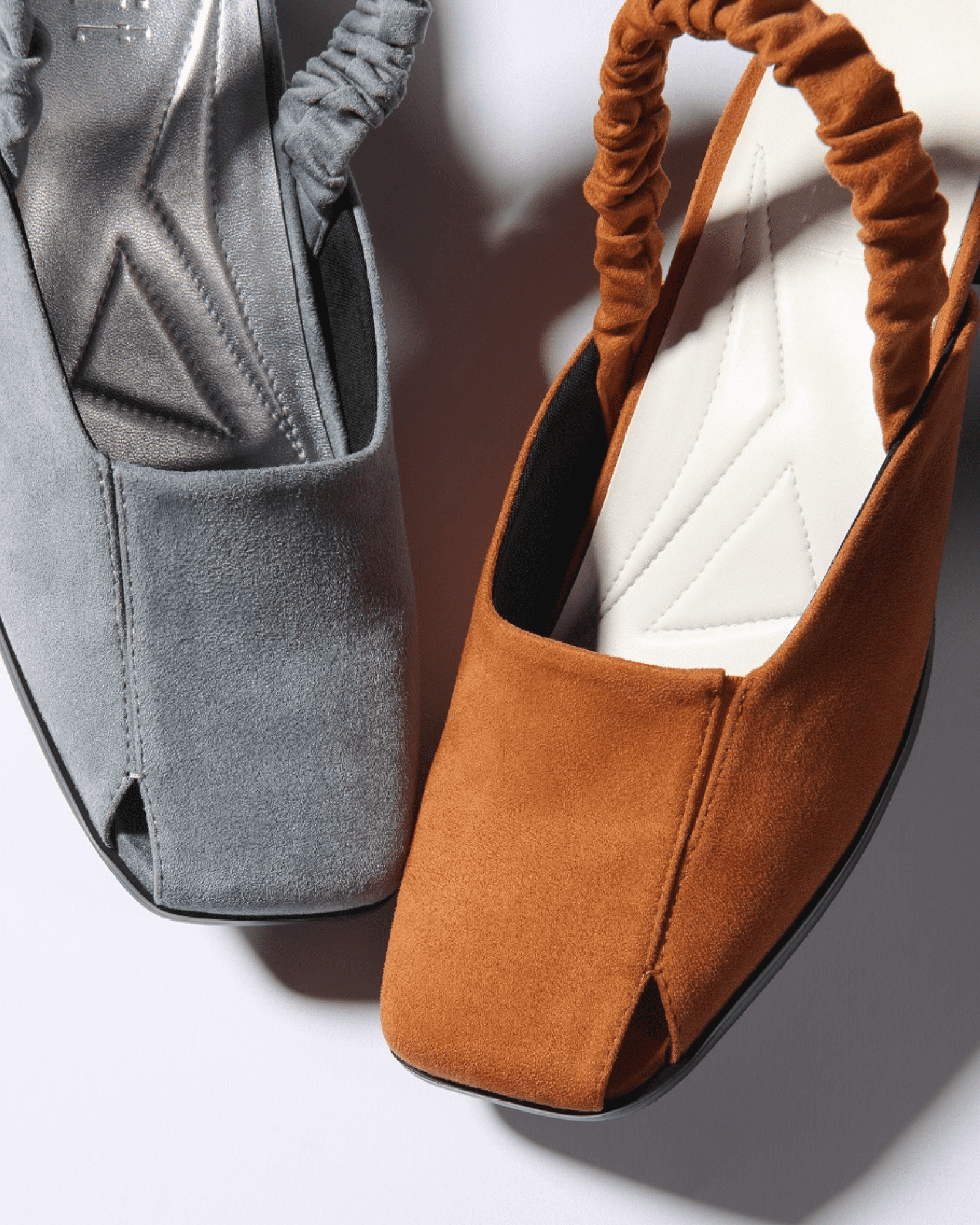 Heel cup shirring strap shoes