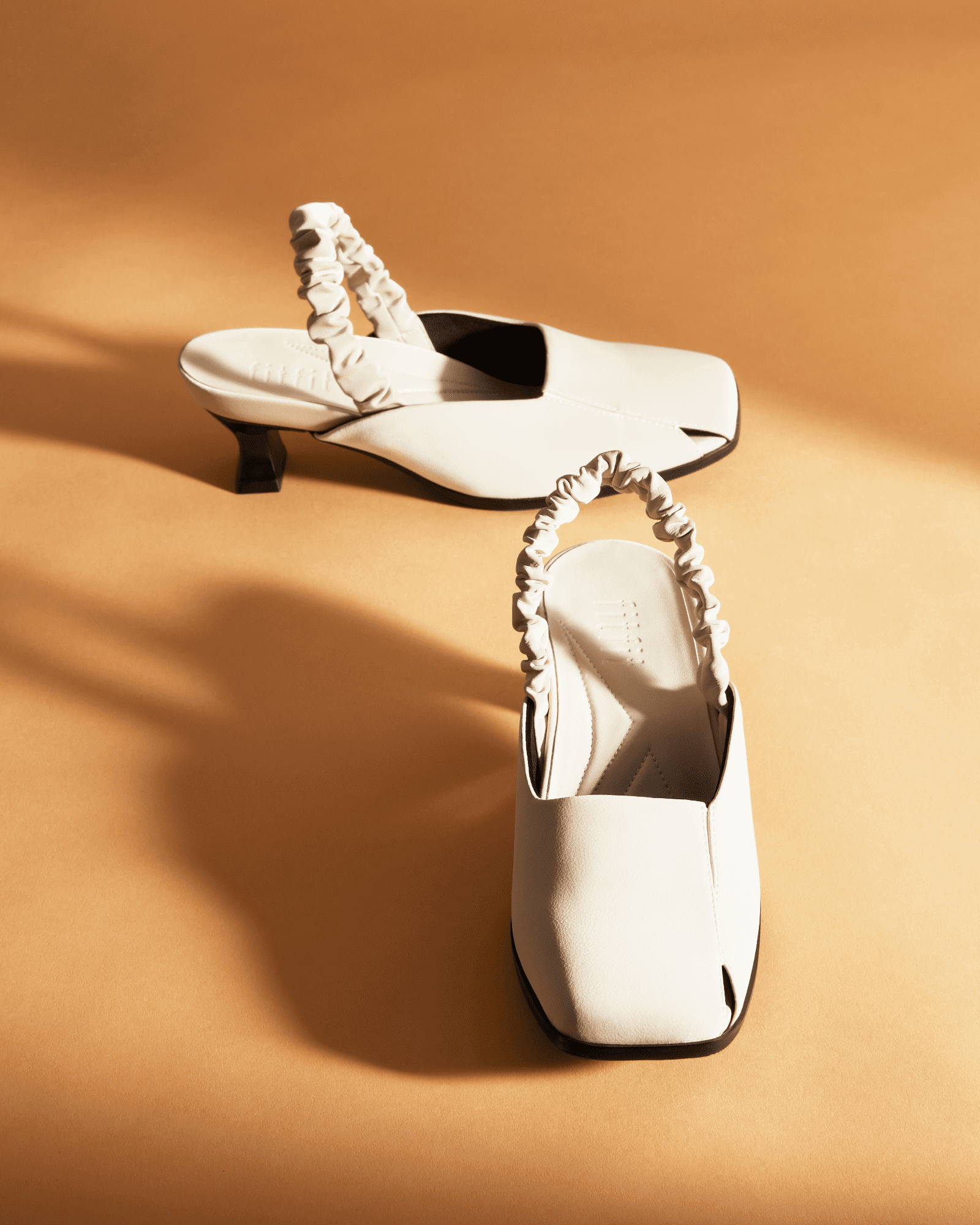 Heel cup shirring strap shoes