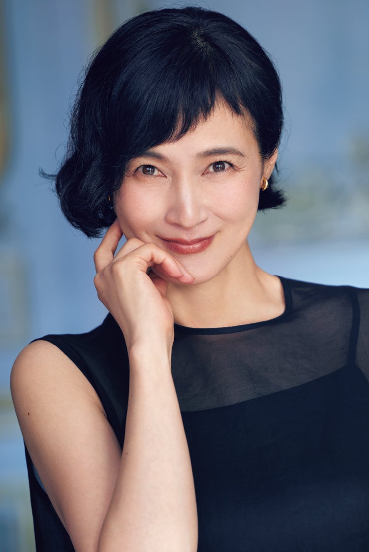 安田成美が纏う、フレンチシックな「j.」（ジェイドット）/本物を知る大人女性世代のファッションブランド j.(ジェイドット)