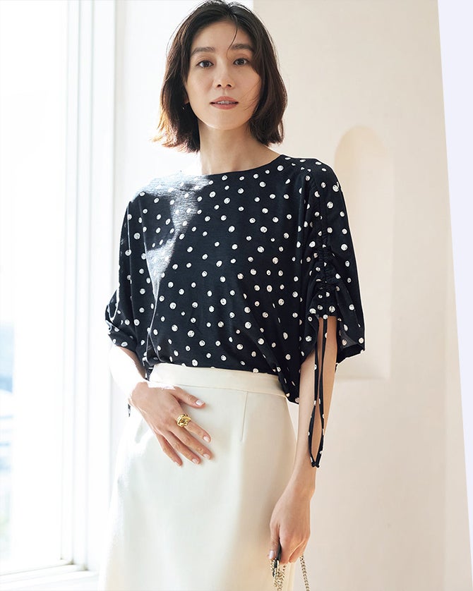 UVカット90%以上＆接触冷感素材で、夏の日差しと暑さに対応したカットソートップス。内蔵の紐でギャザーを絞り、袖のフォルムが調整できるモダンなデザインが魅力。洗濯機で洗えてすぐ乾くため、汗ばむ季節の通勤にも活躍します。