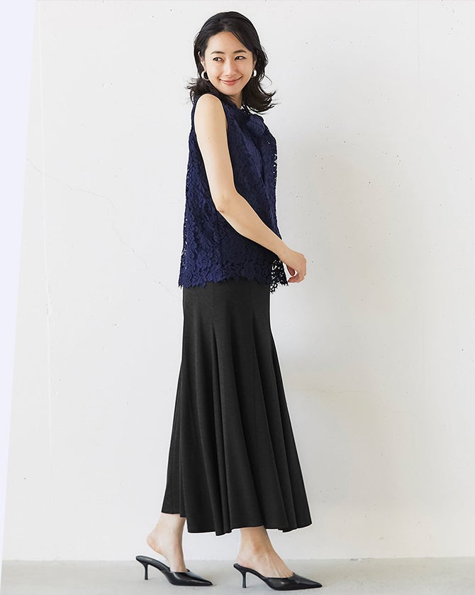 UVカットや接触冷感を備えた、夏のオフィスに頼れるフレアスカート。さらりとした肌ざわりで汗ばむ日も快適さをキープ。歩くたびに美しく広がるシルエットが、女性らしい印象を引き出します。