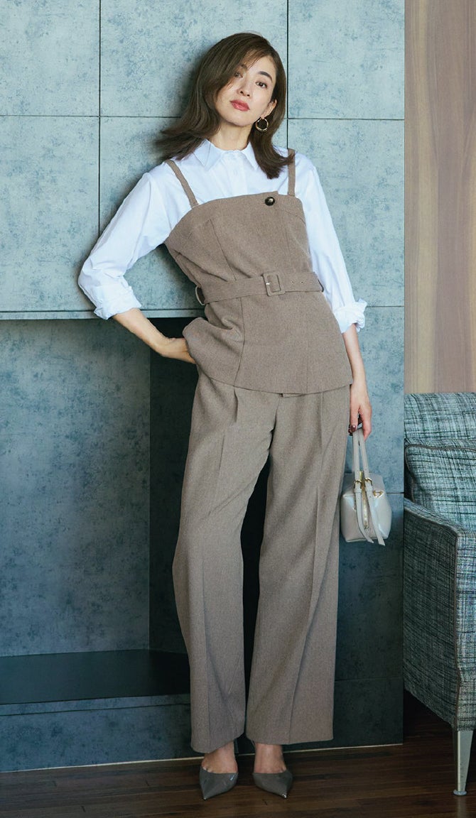 体型を選ばずはきこなしやすい、セミワイドのセンタープレスパンツ。ワンタックを入れたシンプルなスタイルは、かっちりしたお仕事スタイルにも華やかなお出かけスタイルにもマッチ。同素材のビスチェと合わせれば、悩まずコーデが完成します。