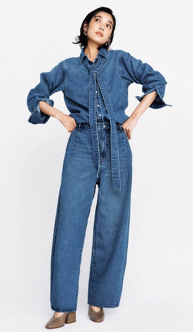 本格インディゴデニムで仕立てた、シャツとカーブパンツのセットアップ。細めのボウタイが女性らしいアクセントになり、カジュアルなデニムスタイルも品よく決まります。立体的なカーブシルエットのパンツが今らしい抜け感を添え、きちんと感とこなれ感を両立した着こなしに。