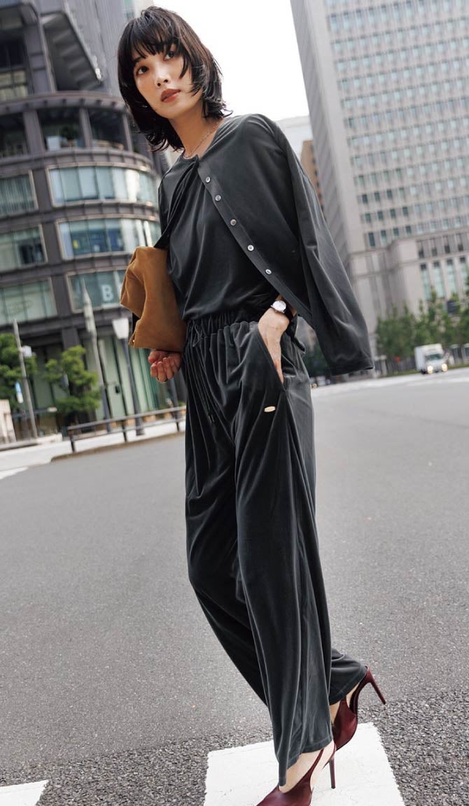 光沢感のあるベロア素材のセットアップ。すっきりとしたシルエットのトップスとタック入りのパンツで、品のある着こなしに仕上がります。深みのあるチャコールカラーがベロアの光沢を引き立て、女性らしく洗練された秋スタイルを演出。