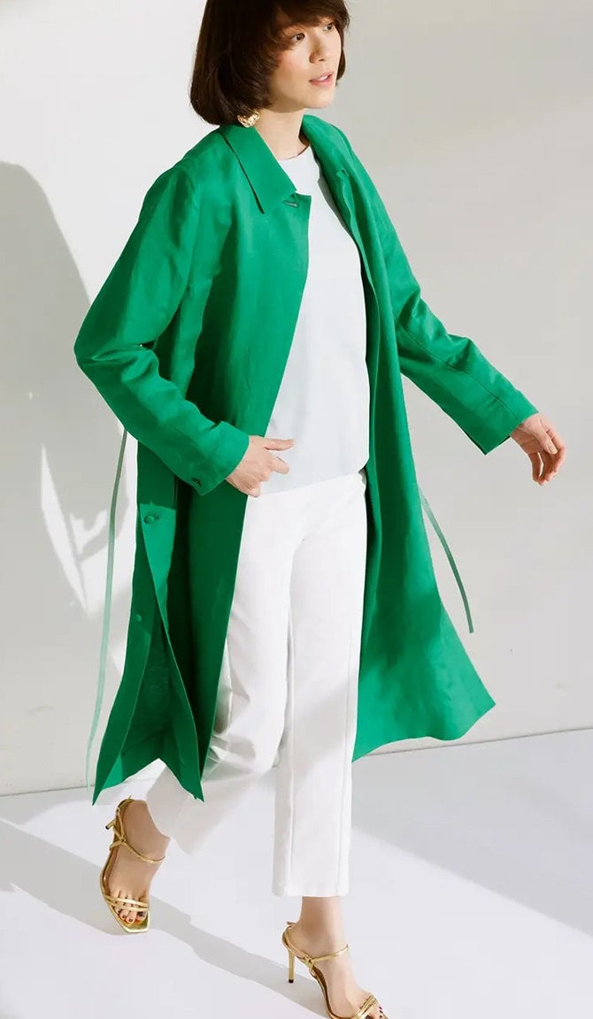 インパクト大な派手色コートはシャツ感覚でばさっと羽織って。ミニマム配色でまとめたら、新鮮なキレイめカジュアルスタイルの完成です。