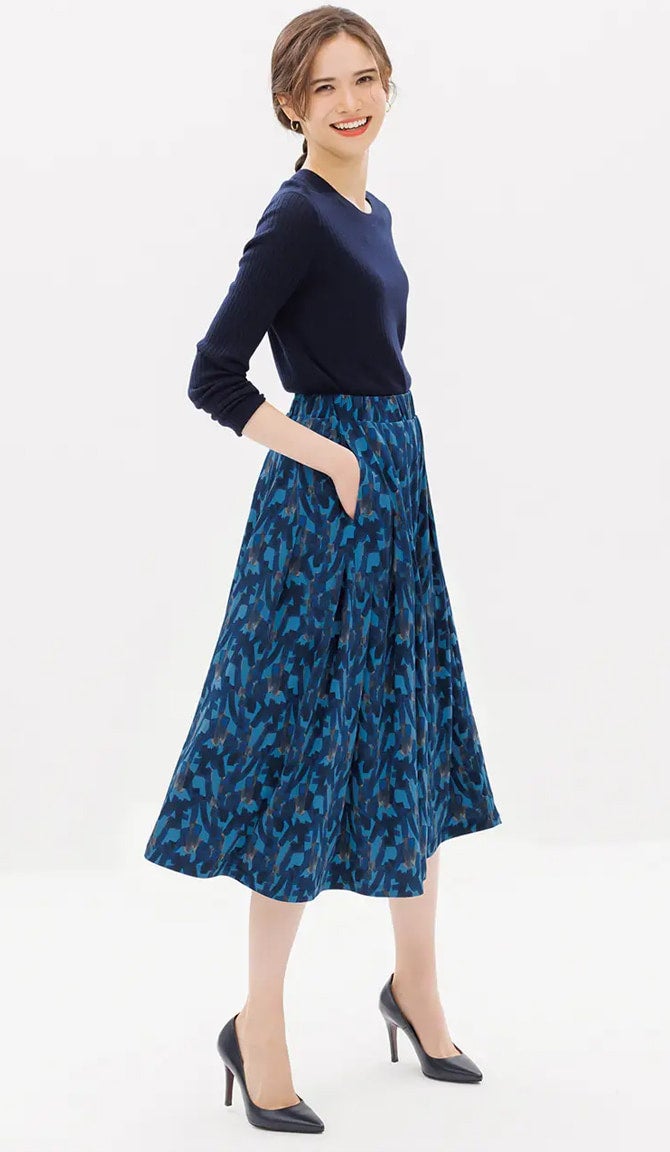 柄スカートを同系色のブルーでまとめてエレガントな雰囲気に。楽ちんキレイを叶えるジャージー素材のスカートは、ランチやお買い物におすすめです。
