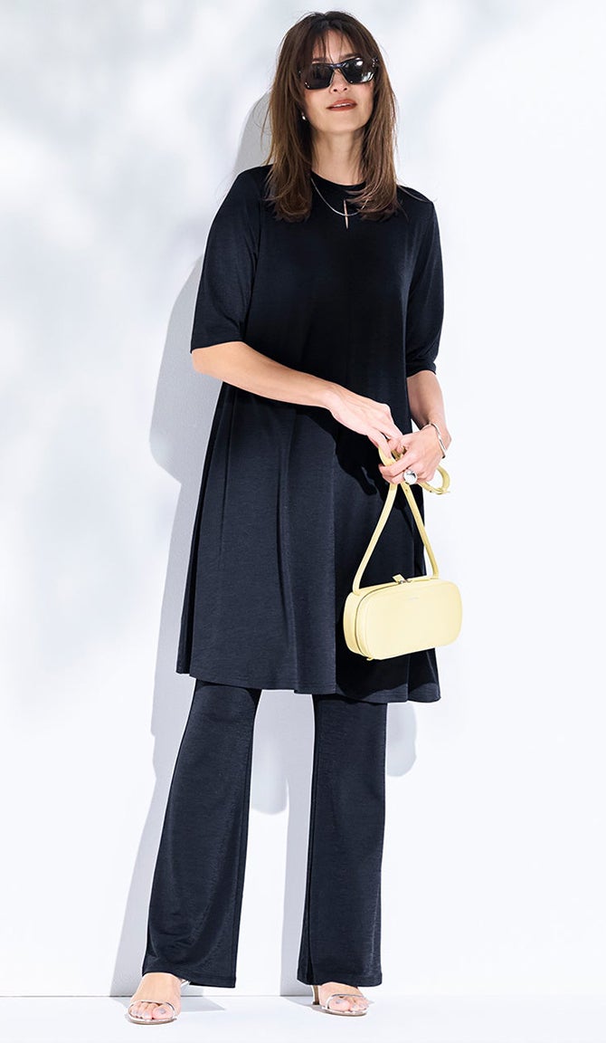 UVカットや接触冷感などの機能を備えたセットアップ。ビーチリゾートの日差しをカバーしながら、さらりとした着心地で快適に過ごせます。ゆったりとしたフレアチュニックとセミフレアパンツが、リゾートスタイルを軽やかに仕上げます。