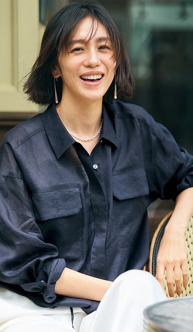 トレンドのボクシーシルエットに仕立てたシャツブルゾン。麻とセルロースを組み合わせた、シアーラミー素材のしなやかさが魅力。ボタンを留めて裾を絞れば、ふんわりとした柔らかなシルエットに変化します。
