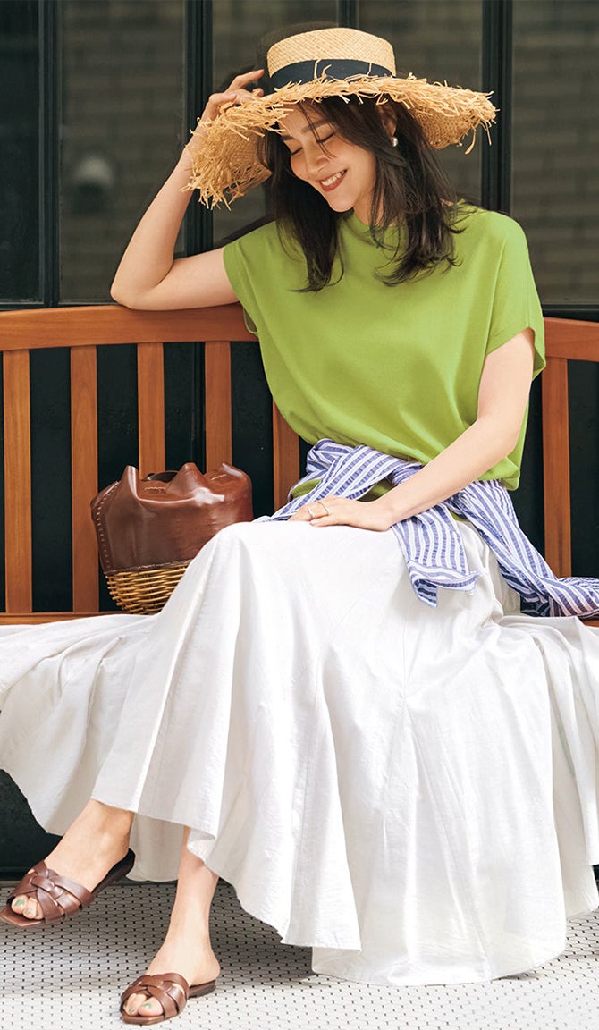 UVカット&接触冷感機能を備えた、夏のおでかけを快適に彩るニットトップス。身頃からひと続きのフレンチスリーブが二の腕をすっきり見せ、詰まったネックラインが首もとの日焼けをしっかりカバー。パンツにもスカートにも合わせやすい、頼れる一着です。