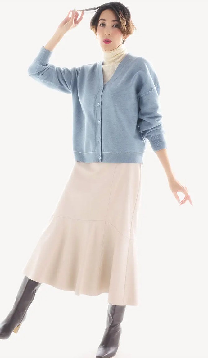 ウエスト位置が高く見えるキレイ色のショート丈カーディガンは、美シルエットのマーメイドスカートとも好相性です。あえて全てのボタンを留めてプルオーバー感覚で着こなすことで、大人可愛いスタイルに。
