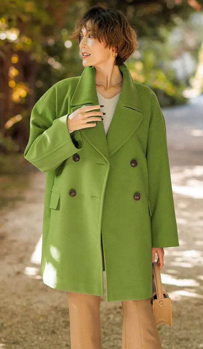 鮮やかなグリーンで一気に鮮度アップ！シンプルなスタイリングによって、コートが主役になる冬コーデの完成です。軽やかで疲れ知らずなショート丈アウターは、1着は持っておきたいマストバイアイテム。